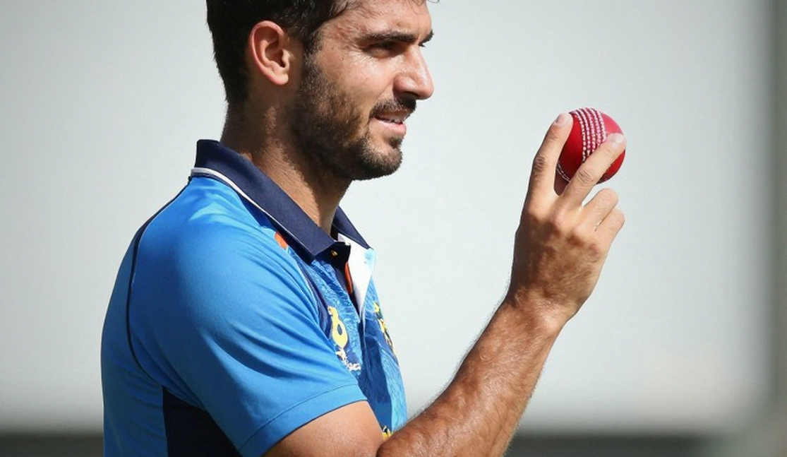 রাওয়ালপিন্ডির দুই ধস: পাকিস্তান-শ্রীলঙ্কা ওপেনারে স্কোরবোর্ড যেভাবে ৩৭ রানের ব্যবধানকে মিথ্যা বলছে