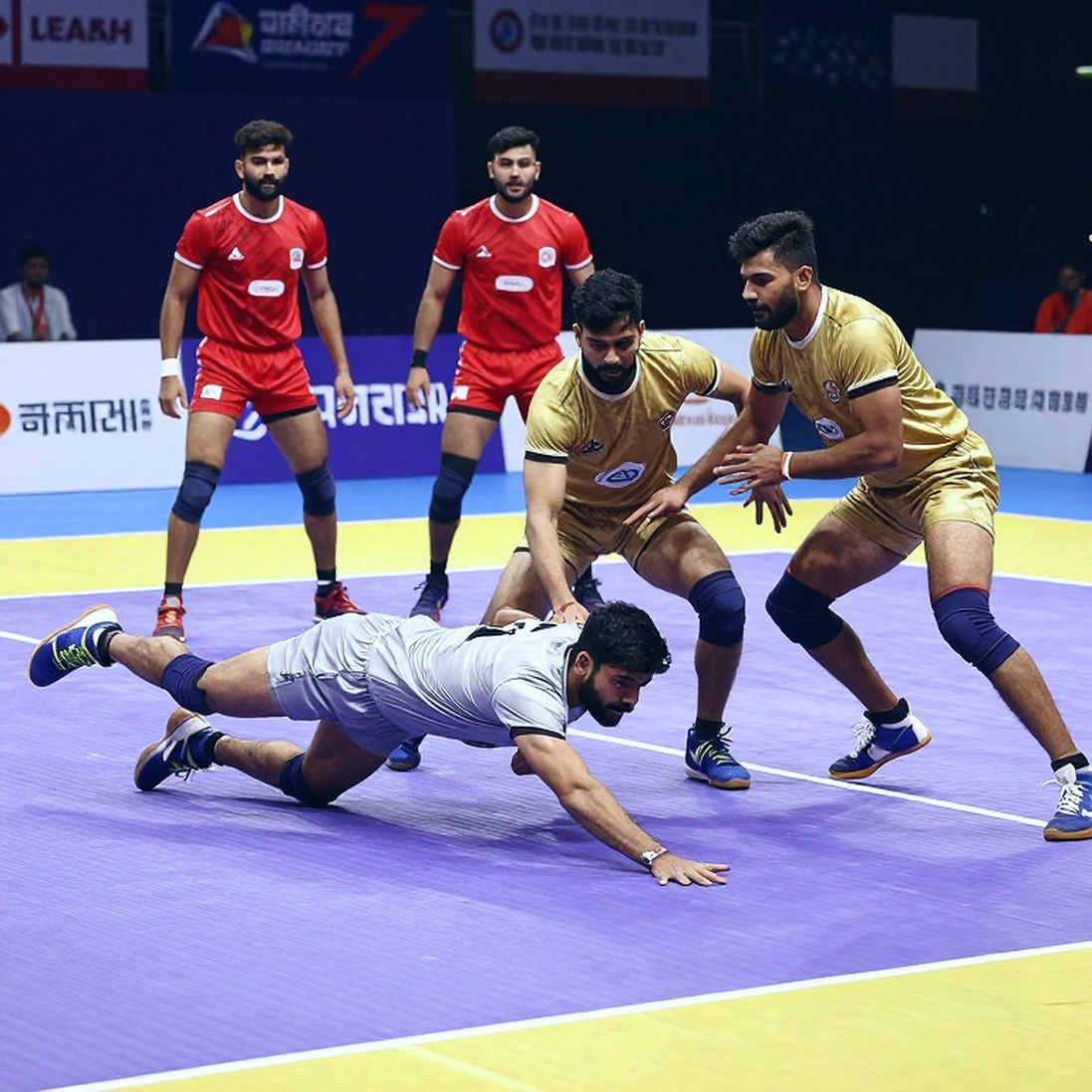 কাবাড্ডি: যে খেলা নিজের নিয়মেই লিখে রেখেছে নাটকীয়তার পুরো জ্বালানি
