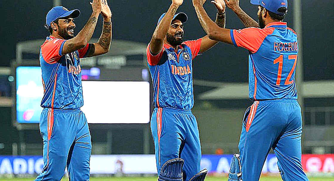 একটি বাক্য, শূন্য স্কোরকার্ড — গাভাস্কারের সমালোচনা কীভাবে এক রাতেই 'ব্যাটিং সংকট' হয়ে উঠল