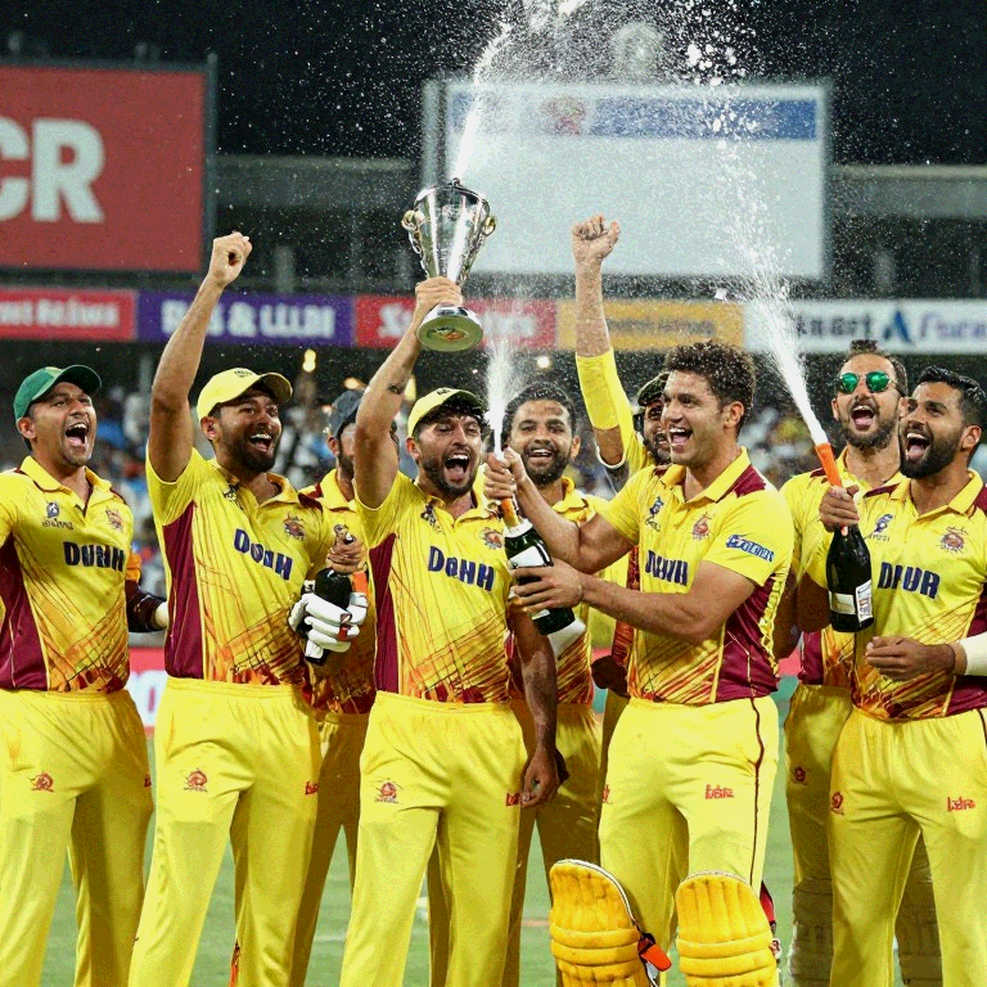অ্যান্ডারসনের শেষ ওভার: ওল্ড ট্র্যাফোর্ডের পুনর্নির্মাণ কীভাবে একটি ২৫ বছরের অধ্যায় বন্ধ করল